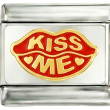 شفاه حمراء، Kiss Me، على فضة